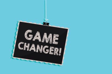 Kavramsal el oyun değiştirici gösterilen yazma. Arka plan iş fotoğraf vitrine spor veri hakem Gamestreams Live puanları takım yöneticileri asılı blackboard ileti bilgi işareti mavi.