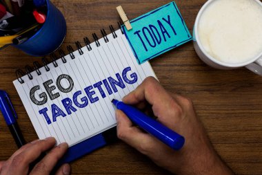 Coğrafi hedefleme gösterilen metin işareti. Kavramsal fotoğraf dijital reklam sayısı IP adresi Adwords kampanyaları konum adam marker defter clothespin hatırlatma ahşap masa fincan kahve holding.