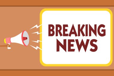 Breaking News gösterilen Not yazma. Özel rapor duyuru oluyor geçerli sorunu Flashnews elinde megafon hoparlör konuşma balonu mesajı yüksek sesle konuşan bir adam vitrine iş fotoğraf.