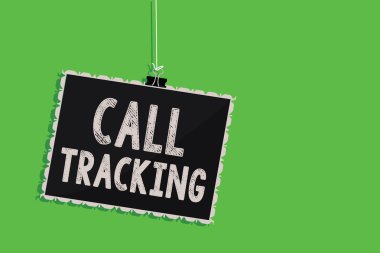 Çağrı izleme gösterilen metin işareti. Kavramsal fotoğraf organik arama motoru dönüşüm göstergesi asılı blackboard ileti iletişim bilgi işareti yeşil arka plan reklam dijital.