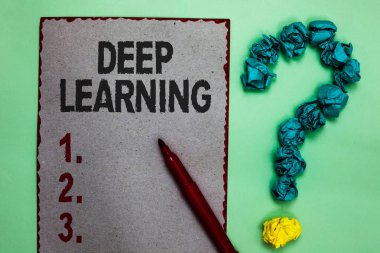 Derin öğrenme yazma el yazısı metin. Soru işareti yeşil arka plan oluşturan hiyerarşik soyutlamalar yapay zeka algoritmasını gri kağıt buruşuk marker kağıtları anlam kavramı.