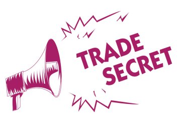 Kavramsal el ticari sır gösterilen yazma. Ürün fikri mülkiyet mor megafon önemli iletileri yüksek sesle konuşan çığlık hakkında gizli bilginin vitrine iş fotoğraf.