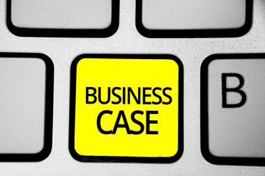 Business Case yazma el yazısı metin. Teklifim girişim sözlü sunu yeni görev klavye anlam kavramı sarı tuş niyet oluşturmak yansıma belge bilgisayar.