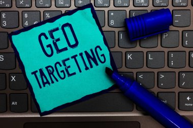 Word metin yazma coğrafi hedefleme. İş kavramı dijital reklam sayısı IP adresi Adwords kampanyaları konumu turkuaz kağıt klavye ilham için iletişim fikir iletileri mavi işaretleri.