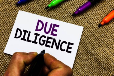 Due Diligence gösterilen Not yazma. Kapsamlı değerlendirme gönüllü soruşturma denetim adam el işaretçisi beyaz kağıt fikir Jüt arka plan iletişim tutarak vitrine iş fotoğraf.