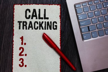 El yazısı metin arama izleme yazma. Organik arama anlam kavramı dönüşüm göstergesi parça kağıt kırmızı kenarlıklar siyah marker bilgisayar klavye ahşap arka plan reklam dijital motor.