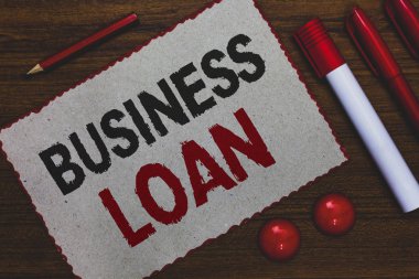 Kavramsal el işletme kredisi gösterilen yazma. İş fotoğraf kredi Mortgage mali yardım nakit avans borç beyaz kağıt kırmızı vitrine belirteçleri kalemleri ahşap arka plan sınırları.