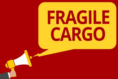 Kırılgan kargo yazma el yazısı metin. Kırılabilir ele bakım Bubble Wrap cam tehlikeli mallar megafon hoparlör konuşma balonu mesajı yüksek sesle konuşan holding adam ile anlam kavramı.