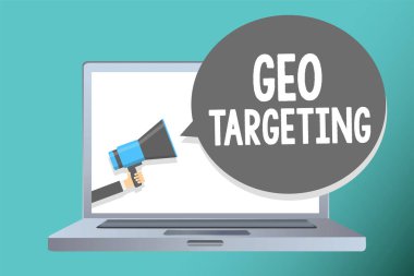 Coğrafi hedefleme yazma el yazısı metin. Dijital reklam sayısı IP adresi Adwords kampanyaları konumu megafon hoparlör konuşma balonu mesajı yüksek sesle konuşan tutan adam anlam kavramı.
