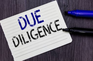 Due Diligence gösterilen Not yazma. Vitrine fikirler işaretleri ahşap arka plan kapsamlı değerlendirme gönüllü soruşturma denetim defter kağıt hatırlatma iletişim iş fotoğraf.