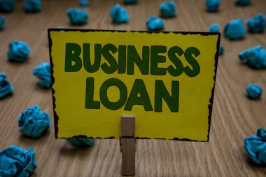 İşletme kredisi gösterilen metin işareti. Kavramsal fotoğraf kredi Mortgage mali yardım nakit avans borç sarı kağıt buruşuk not kağıtları birkaç tutan Clothespin hata çalışır.