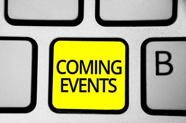 El yazısı metin yazma Coming Events. Yakında gelecek planlanan olay kavramı anlamı karşılamak yaklaşan gelecekte klavye sarı tuş niyet oluşturmak yansıma belge bilgisayar.