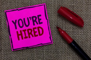 Word yeniden işe metin yazma. İş kavramı için yeni iş istihdam Newbie kayıtlı kabul işe pembe kağıt önemli hatırlatma Marker iletişim fikirleri Jüt arka plan.