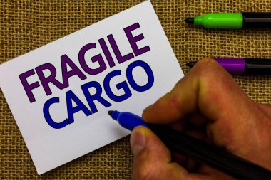 Kırılgan kargo gösterilen metin işareti. Kavramsal fotoğraf kırılabilir idare ile bakım Bubble Wrap cam tehlikeli mallar adam el işaretçisi beyaz kağıt fikirler Jüt arka plan iletişim tutarak.