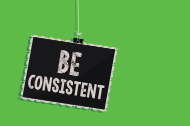 Tutarlı olmak gösterilen metin işareti. Kavramsal fotoğraf Tekdüzen kalıcı firma değiştirilemez bile değişmeyen Rapport asılı blackboard ileti iletişim bilgi işareti arka plan yeşil.