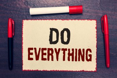 Her şeyi yapmak gösterilen Not yazma. Ahşap arka plan ile fikirler iletişim Jack tüm esnaf öz saygısı benlik gururu Hayır sınırları açık defter sayfa işaretçileri vitrine iş fotoğraf.