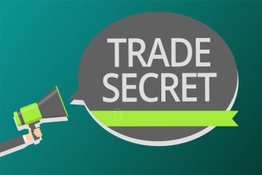 Word metin yazma ticari sır. İş kavramı bir ürün fikri mülkiyet megafon hoparlör konuşma balonu mesajı yüksek sesle konuşan tutan adam hakkında gizli bilgiler için.