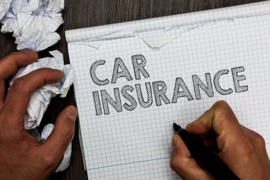 Word metin araç sigorta yazma. İş kavramı kaza sigortası kapsamlı ilke motorlu araç garanti marker defter tutan adam birkaç çalışır hata yaptım kağıtları buruşuk..