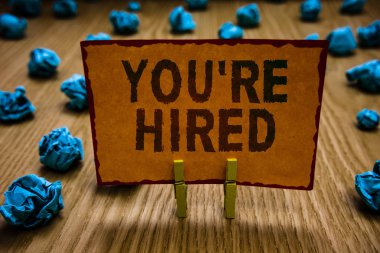 Kavramsal el yeniden gösterilen yazma tuttu. İş fotoğraf metin yeni iş istihdam Newbie kayıtlı kabul işe Clothespins holding turuncu kağıt Not buruşuk kağıtlar hata.