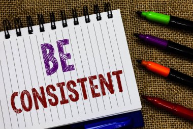 Tutarlı olmak gösterilen metin işareti. Kavramsal fotoğraf Tekdüzen kalıcı firma değiştirilemez bile değişmeyen Rapport açık spiral defter sayfası Jüt arka plan renkli işaretleri Expressing fikirler.