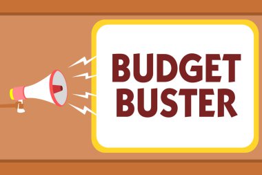 Bütçe Buster gösterilen Not yazma. İş fotoğraf kaygısız harcama pazarlık gereksiz alımları harcamaları megafon hoparlör konuşma balonu mesajı yüksek sesle konuşan tutan adamı vitrine.