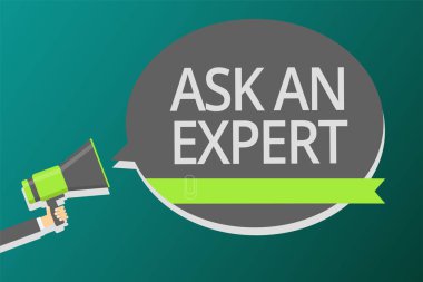 Word metin yazma bir uzman sormak. Çift güvenilir Ace virtüözü merak yetkilisi Geek megafon hoparlör konuşma balonu mesajı yüksek sesle konuşan tutan adam için iş kavramı.