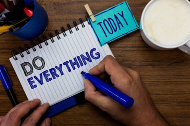 Metin işareti her şeyi yapmak gösteriyor. Kavramsal fotoğraf tüm esnaf Jack benlik saygısı benlik marker defter clothespin hatırlatma ahşap masa fincan kahve tutan hiçbir sınırları erkek gurur.