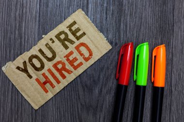 Word yeniden işe metin yazma. Yeni iş istihdam Newbie kayıtlı kabul işe karton önemli hatırlatma iletişim fikirleri işaretleri ahşap arka plan için iş kavramı.