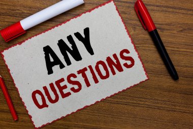 Metin işaret gösteren herhangi bir soru. Kavramsal fotoğraf Clueless boş yüz soruşturma anlaşmazlıkları Probes sorunları beyaz bilmeceler kağıt kırmızı işaretleri ahşap arka plan fikirler iletişim sınırları.