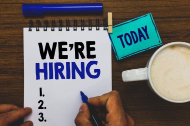 Biz yeniden işe vardır gösteren yazılı kavramsal el. İş fotoğraf metin reklam istihdam işgücü yerleştirme yeni marker defter clothepin hatırlatma ahşap masa kahve holding iş adam.