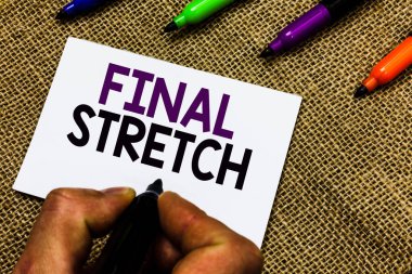 Son streç gösterilen Not yazma. Son bacak sonuç yuvarlak son sahne Finale yıl ender adam el işaretçisi beyaz kağıt fikir Jüt arka plan iletişim tutarak vitrine iş fotoğraf.