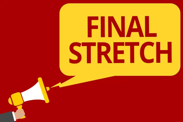 Texto de escritura a mano escribiendo Final Stretch. Concepto que significa Última Pierna Final Ronda Final Etapa Final Año ender Hombre sosteniendo megáfono altavoz discurso burbuja mensaje hablando alto . — Foto de Stock