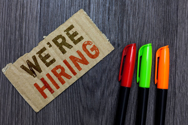 Мы нанимаем людей. Концепция бизнеса по рекламе трудовых ресурсов трудоустройство Размещение новых рабочих мест Бумажная доска Важное напоминание Коммуникационные идеи Маркеры Деревянный фон
.