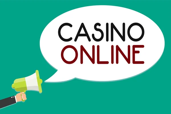 Scrittura a mano di testo Casino Online. Concetto che significa Computer Poker Gioco d'azzardo Royal Bet Lotto High Stakes Man tenendo megafono altoparlante messaggio di bolla vocale parlando forte . — Foto Stock