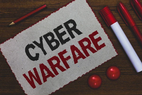 Fogalmi kézi írás, Cyber hadviselés mutatja. Üzleti fénykép bemutató virtuális háború hackerek rendszer támadások digitális tolvaj Stalker fehér könyv piros szegélyek markerek ceruza fa háttér. — Stock Fotó