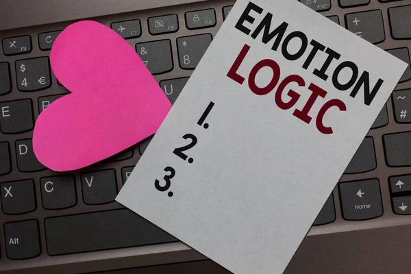 Texto de caligrafia Emotion Logic. Conceito significado Coração ou Cérebro Alma ou Inteligência Confusão Equal Balance Paper Romântico adorável mensagem Coração Teclado Tipo computador Bons sentimentos . — Fotografia de Stock