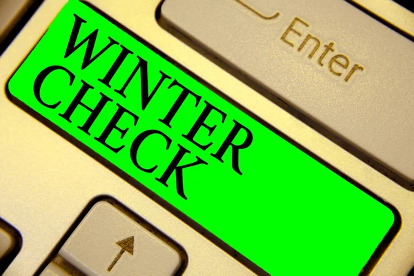 冬チェックを示すテキスト記号。概念的な写真寒いシーズン メンテナンス対策雪シャベル Hiemal 緑キー意図反射ドキュメントをコンピューティング コンピューターを作成します。. — ストック写真