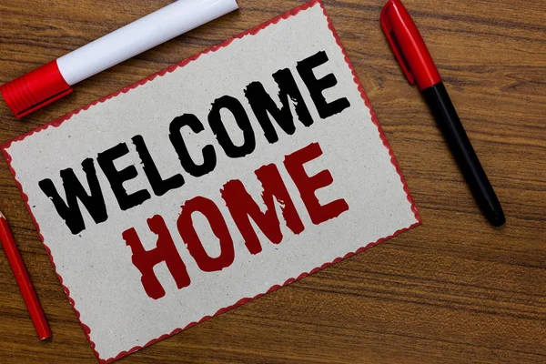 Tekst bord Welcome Home tonen. Conceptuele foto expressie groeten nieuwe eigenaren woonplaats deurmat Entry wit papier rood grenst aan markeringen houten achtergrond ideeën communiceren. — Stockfoto