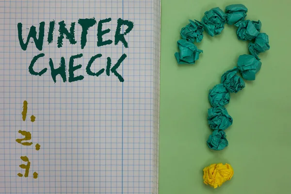 Tekst teken weergegeven: Winter-Check. Conceptuele foto koudste seizoen onderhoud paraatheid Sneeuw Shovel Hiemal notebookpapier verfrommeld papieren vormen vraagteken groene achtergrond. — Stockfoto