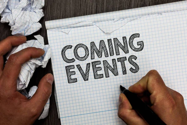 Woord schrijven tekst Coming Events. Businessconcept voor de Happening soon aanstaande gepland voldoen aan aanstaande In de toekomst Man marker notebook verfrommeld papier verschillende fouten probeert te houden. — Stockfoto