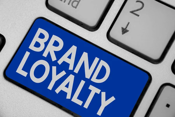 Marka sadakati gösterilen Not yazma. Yansıma belge tekrar satın alma Büyükelçi patronaj favori güvenilir klavye mavi anahtar niyeti bilgisayar vitrine iş fotoğraf.