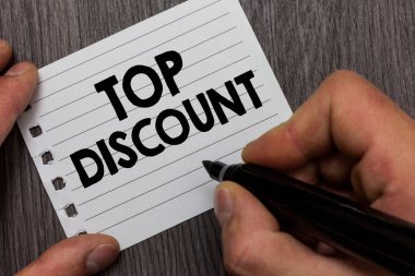 Kavramsal el üst indirim gösterilen yazma. En iyi fiyat garantili sıcak öğeler deli satış promosyonlar marker defter sayfa ahşap arka plan tutan adam vitrine iş fotoğraf