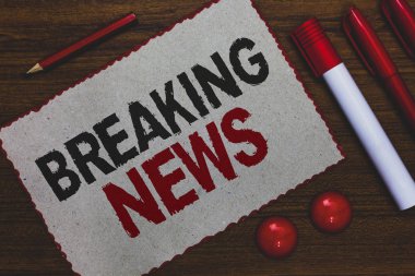 Kavramsal el Breaking News gösterilen yazma. Özel rapor duyuru oluyor geçerli sorunu Flashnews beyaz kağıt kırmızı vitrine iş fotoğraf belirteçleri kalemleri ahşap arka plan sınırları.