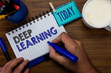 Derin öğrenme gösterilen metin işareti. Kavramsal hiyerarşik soyutlamalar yapay zeka algoritmasını adam marker defter clothespin hatırlatma ahşap masa fincan kahve tutarak fotoğraf.