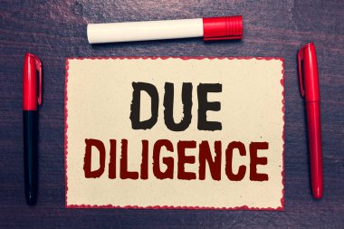 Due Diligence gösterilen Not yazma. Ahşap arka plan ile fikirler iletişim kapsamlı değerlendirme gönüllü soruşturma denetim açık defter sayfa işaretçileri vitrine iş fotoğraf.