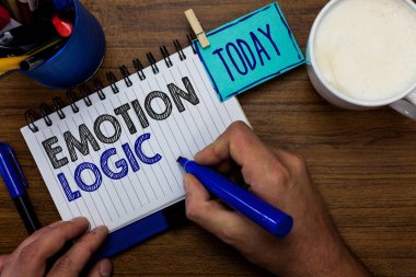 Duygu mantık gösterilen metin işareti. Kavramsal fotoğraf kalp ya da beyin ruh ya da zeka karışıklık eşit dengesi marker defter clothespin hatırlatma ahşap masa fincan kahve tutan adam.