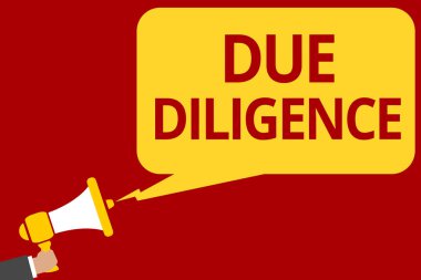 Due Diligence yazma el yazısı metin. Kapsamlı değerlendirme gönüllü soruşturma denetim megafon hoparlör konuşma balonu mesajı yüksek sesle konuşan tutan adam anlam kavramı.