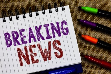 Breaking News gösterilen metin işareti. Kavramsal fotoğraf özel rapor duyuru oluyor geçerli sorunu Flashnews açık spiral defter sayfası Jüt arka plan renkli işaretleri Expressing fikirler.