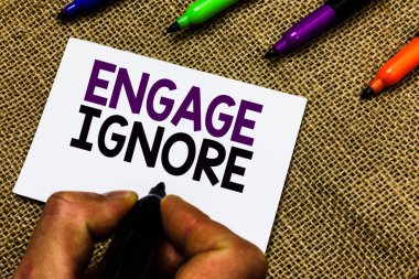 Meşgul görmezden gösterilen Not yazma. Küs müyüz manipülatif ceza adam somurtuyor Shunning el işaretçisi beyaz kağıt fikir Jüt arka plan iletişim tutarak vitrine iş fotoğraf.