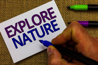 Keşfetmek Nture metin ofis portre dizüstü bilgisayar klavye üzerinde yapılan yazma. İş kavramı kopya ile siyah arka plan üzerine rezerv kamp koruma sefer Safari park çalıştay için